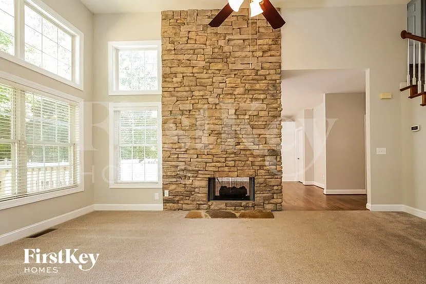 4 bed, 2.5 bath, 2318 sqft, $2,850 — Photo 4