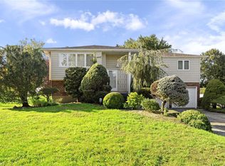 122 Hayrick Ln, Commack, NY 11725