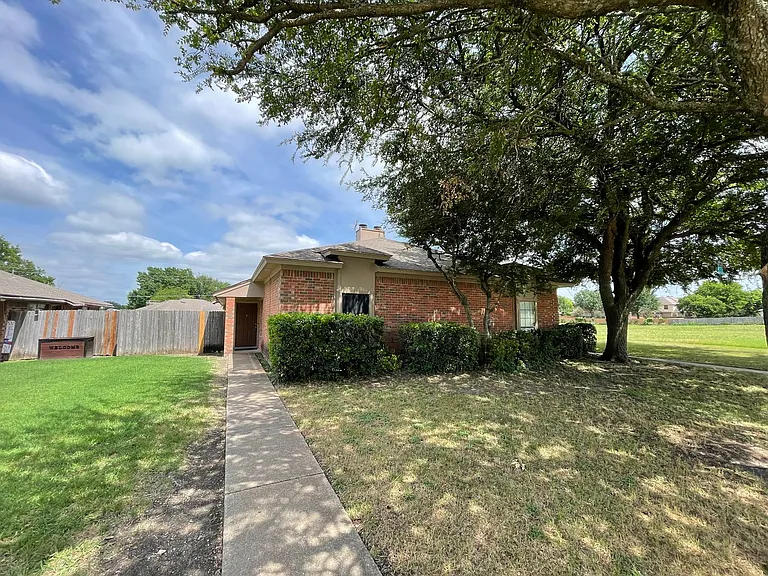 1754 Carrington Dr — Photo 2