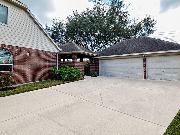 2nd image of 1914 Rosewood Ln