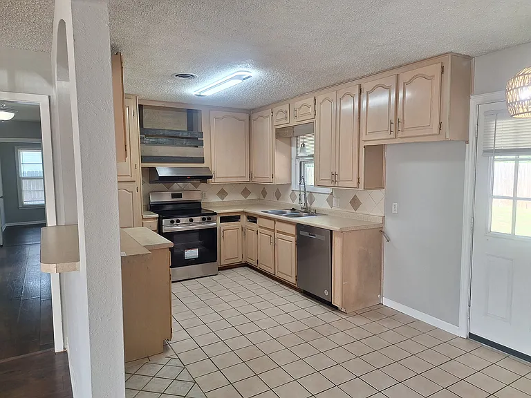 1225 Harrison Ln — Photo 8