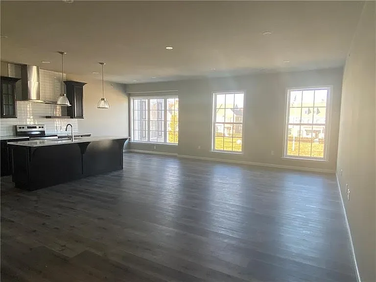1439 Hastings Cres — Photo 3