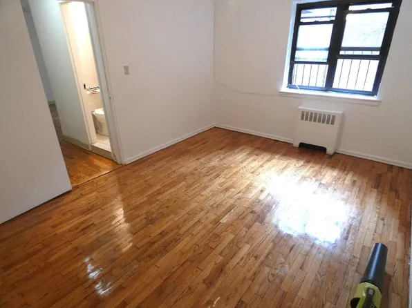 2540 31st Ave APT 1F, Queens, NY 11106