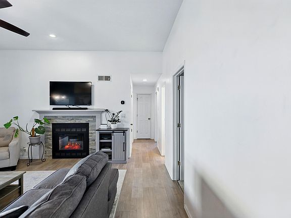 5th image of 11009 Malaguena Ln NE