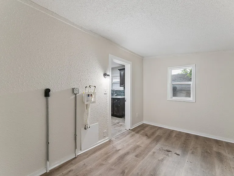 1049 Calvin St — Photo 28
