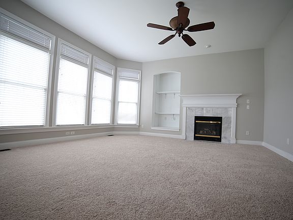 Family room w gas fireplace