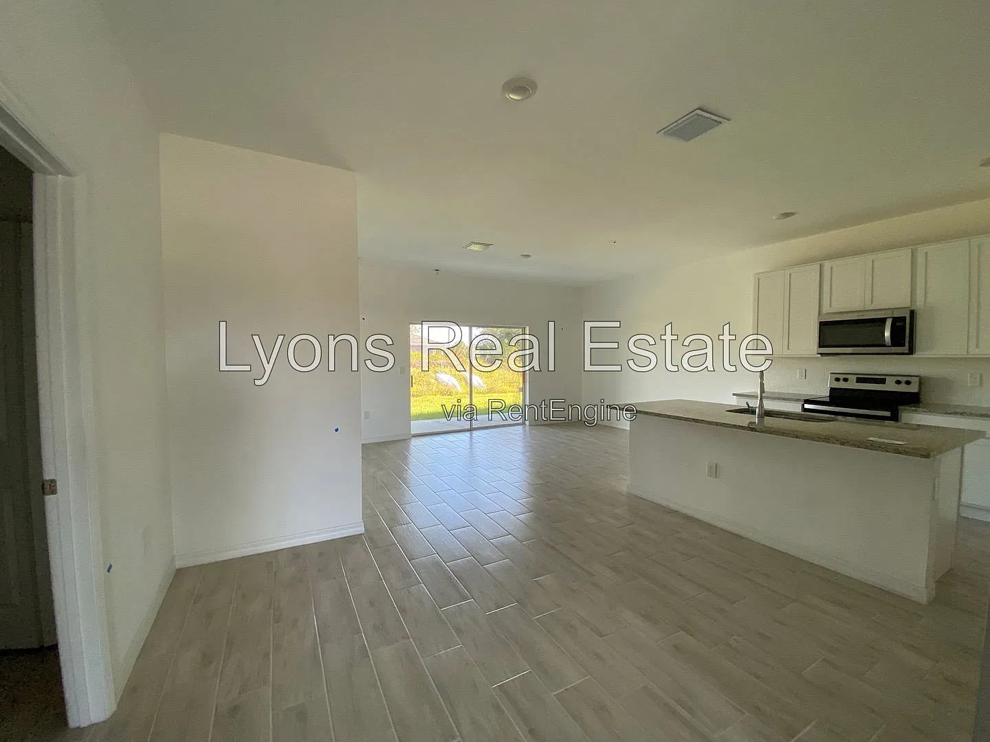 3 bed, 2.0 bath, 1244 sqft, $1,495 — Photo 2