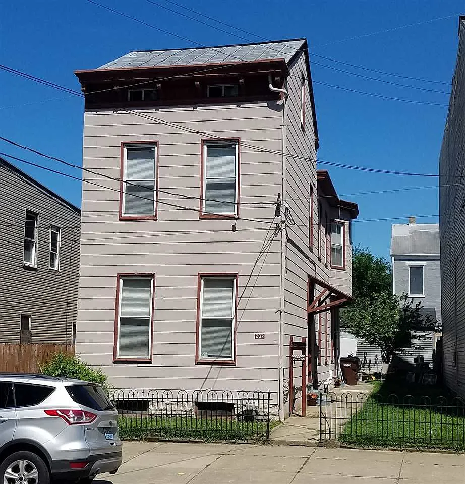 207 W 10th St photo 1