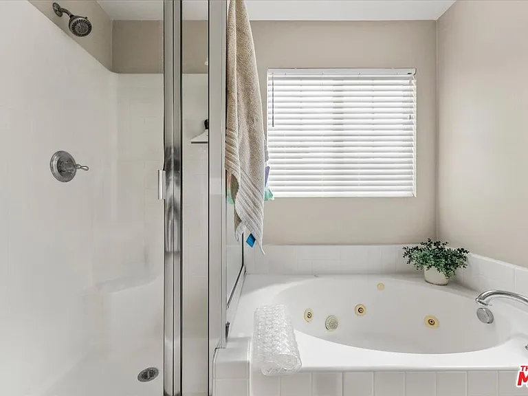 3653 W Medici Ln — Photo 27
