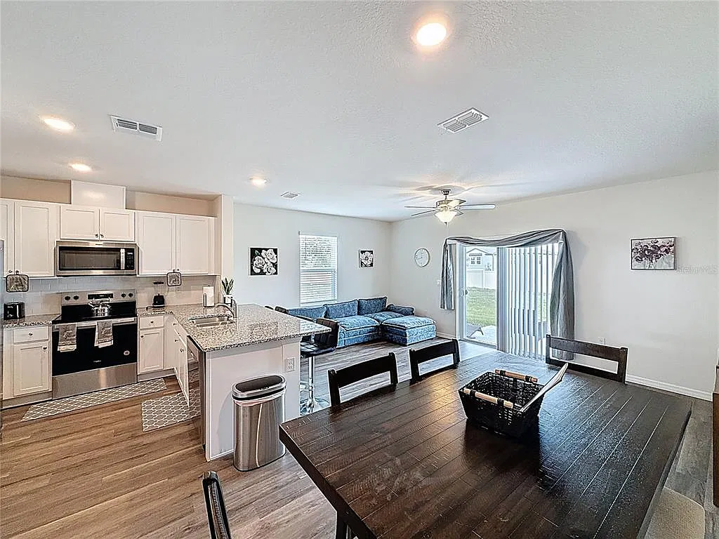 3 bed, 2.5 bath, 1463 sqft, $1,800 — Photo 2