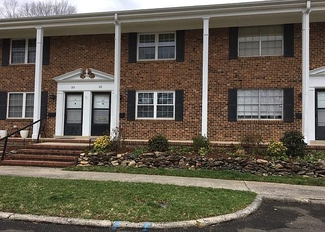 1st image of 1002 Willow Dr APT 32