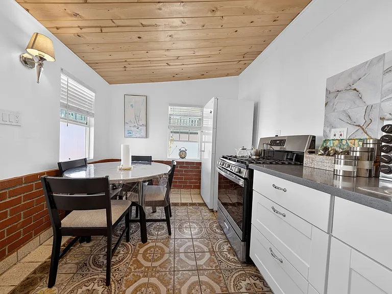 327 Vine St — Photo 40