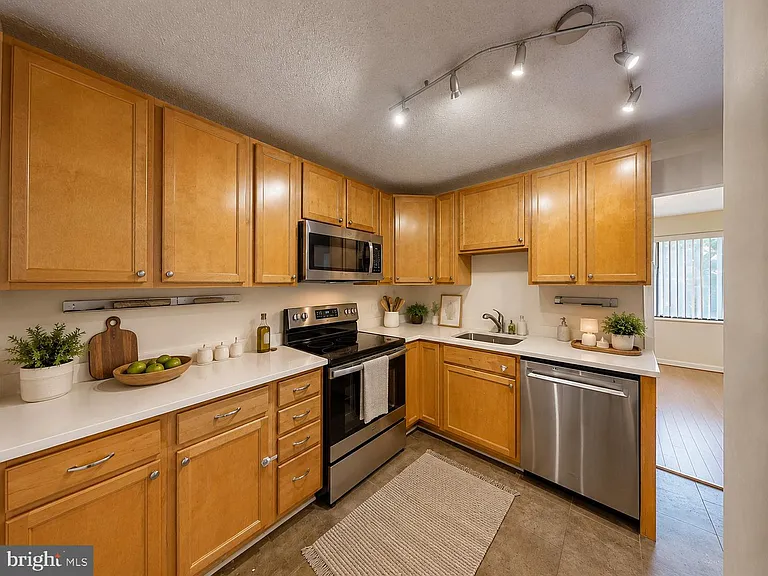 200 N Pickett St #207 — Photo 5