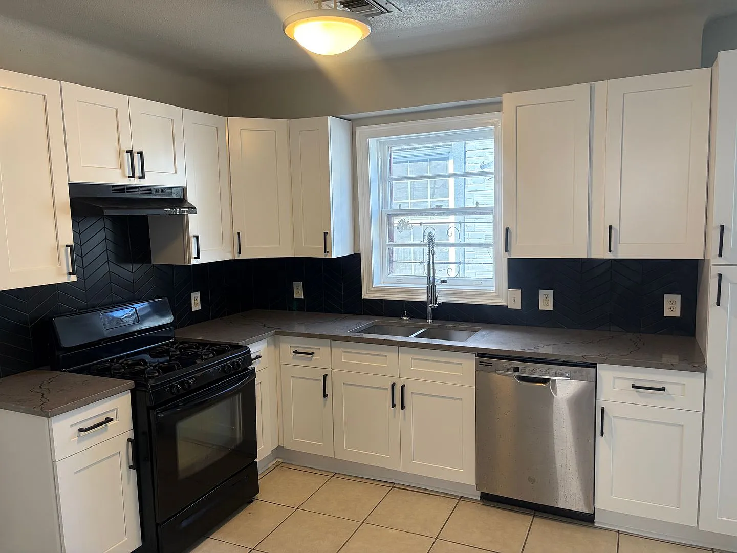 Four Bedroom , Two Bathrom Single Family home, located in St. Roch area — Photo 4