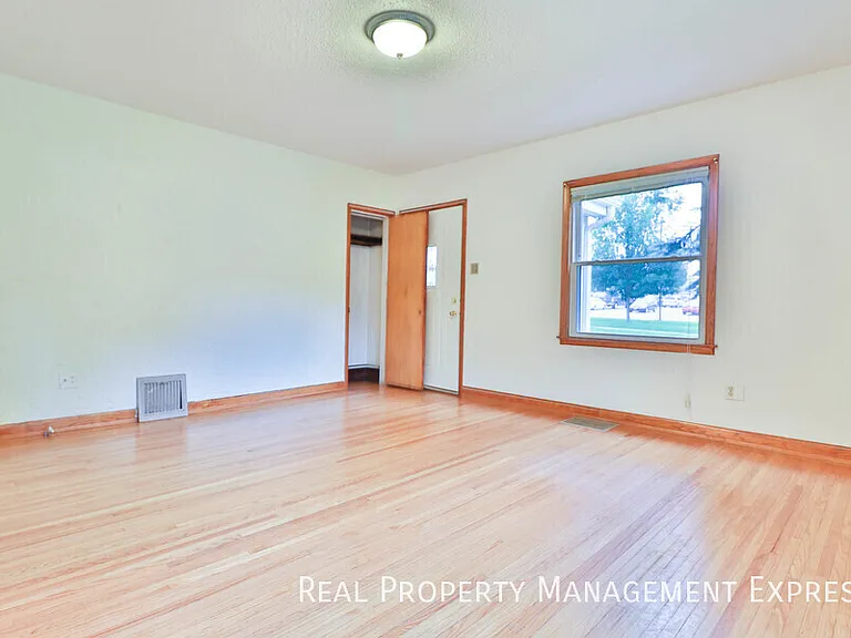 1412 W 17th St — Photo 6