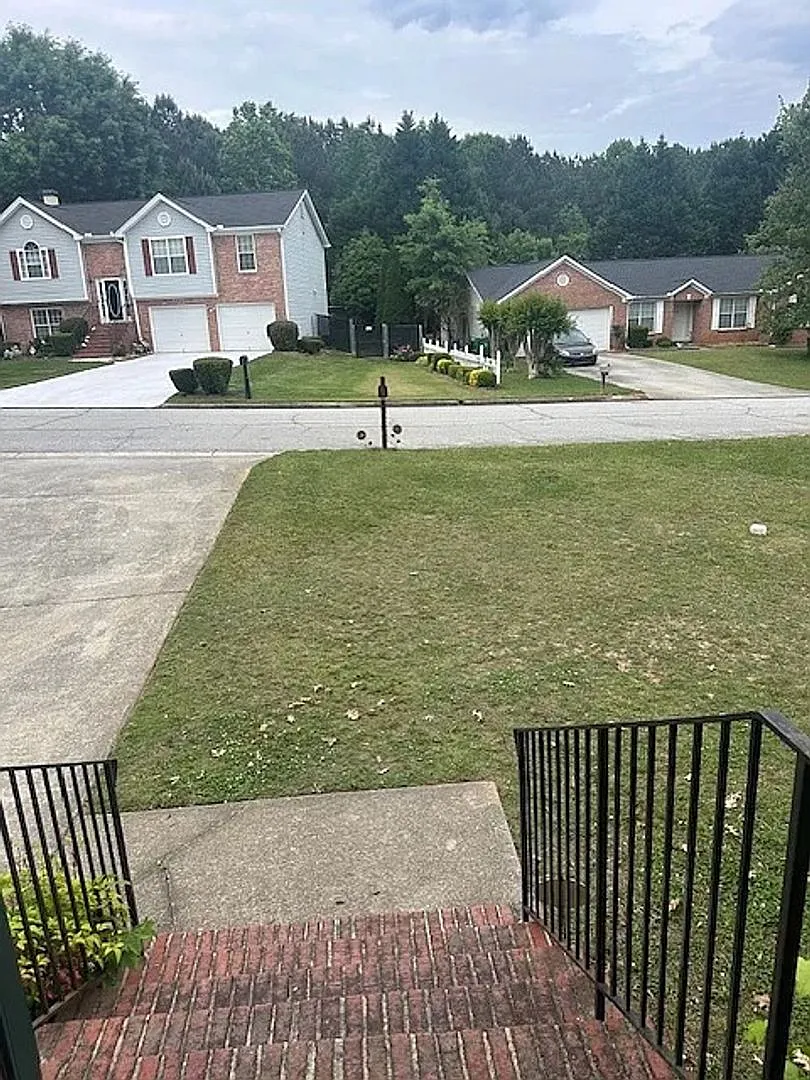 Room in 5 Bedroom Home in Lithonia — Photo 3