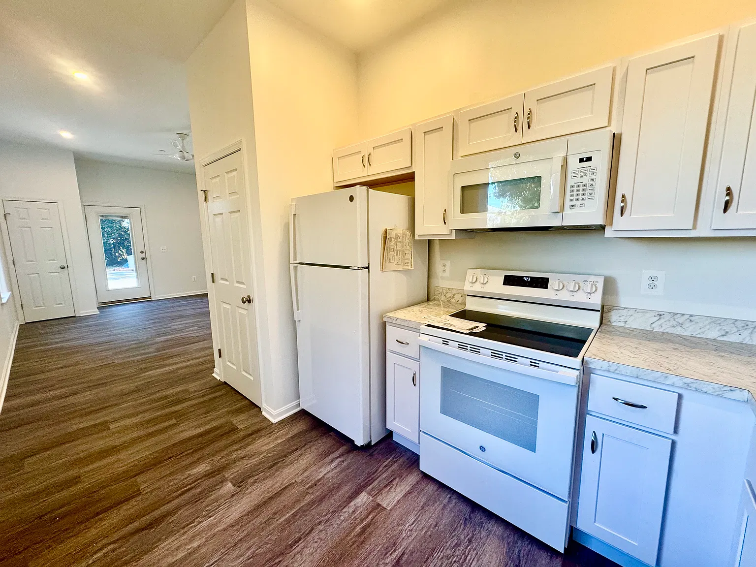 1 bed, 700 sqft, $1,800 — Photo 2