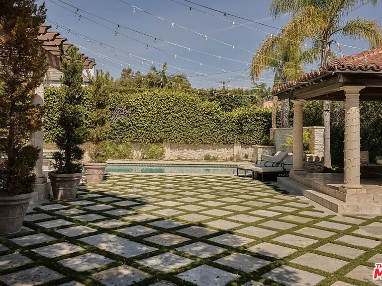614 N Palm Dr — Photo 22