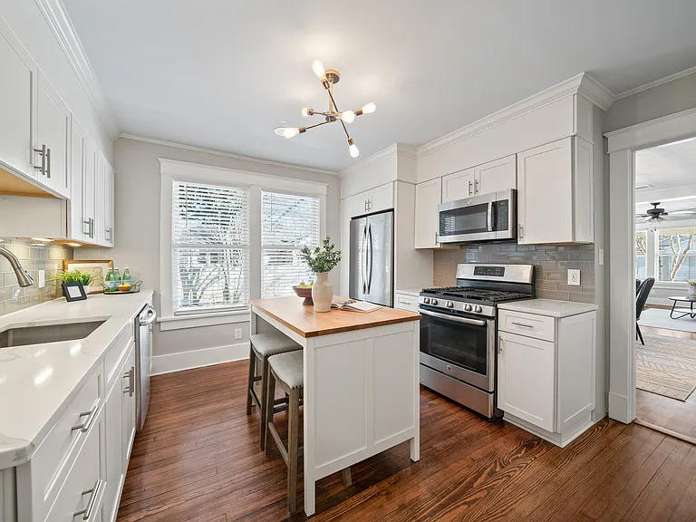 573 Alexander St — Photo 10