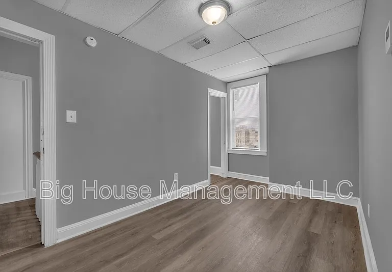339 E 25th St #3 — Photo 9