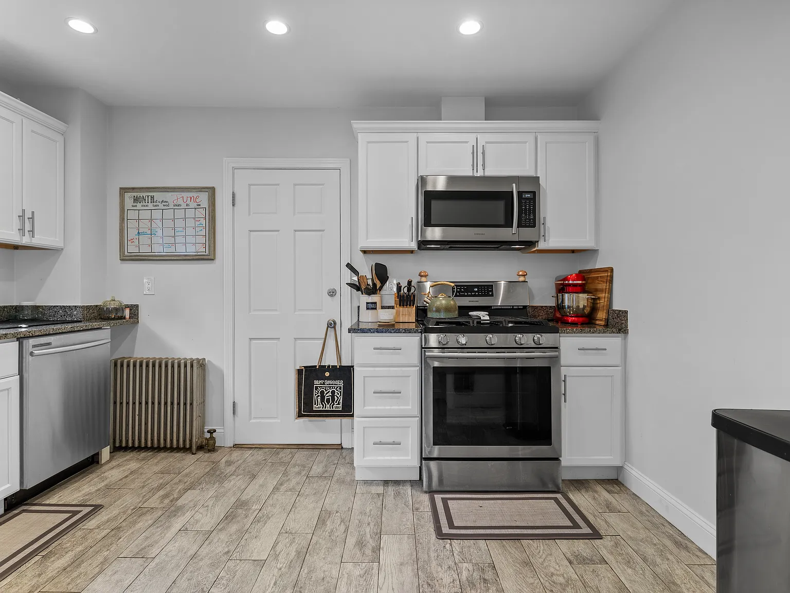 2 bed, 1100 sqft, $3,000 — Photo 2
