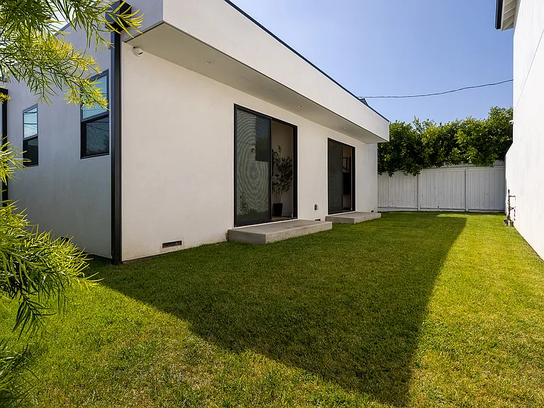 2370 Kelton Ave — Photo 36