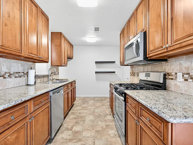 2203 Del Rio Dr — Photo 9