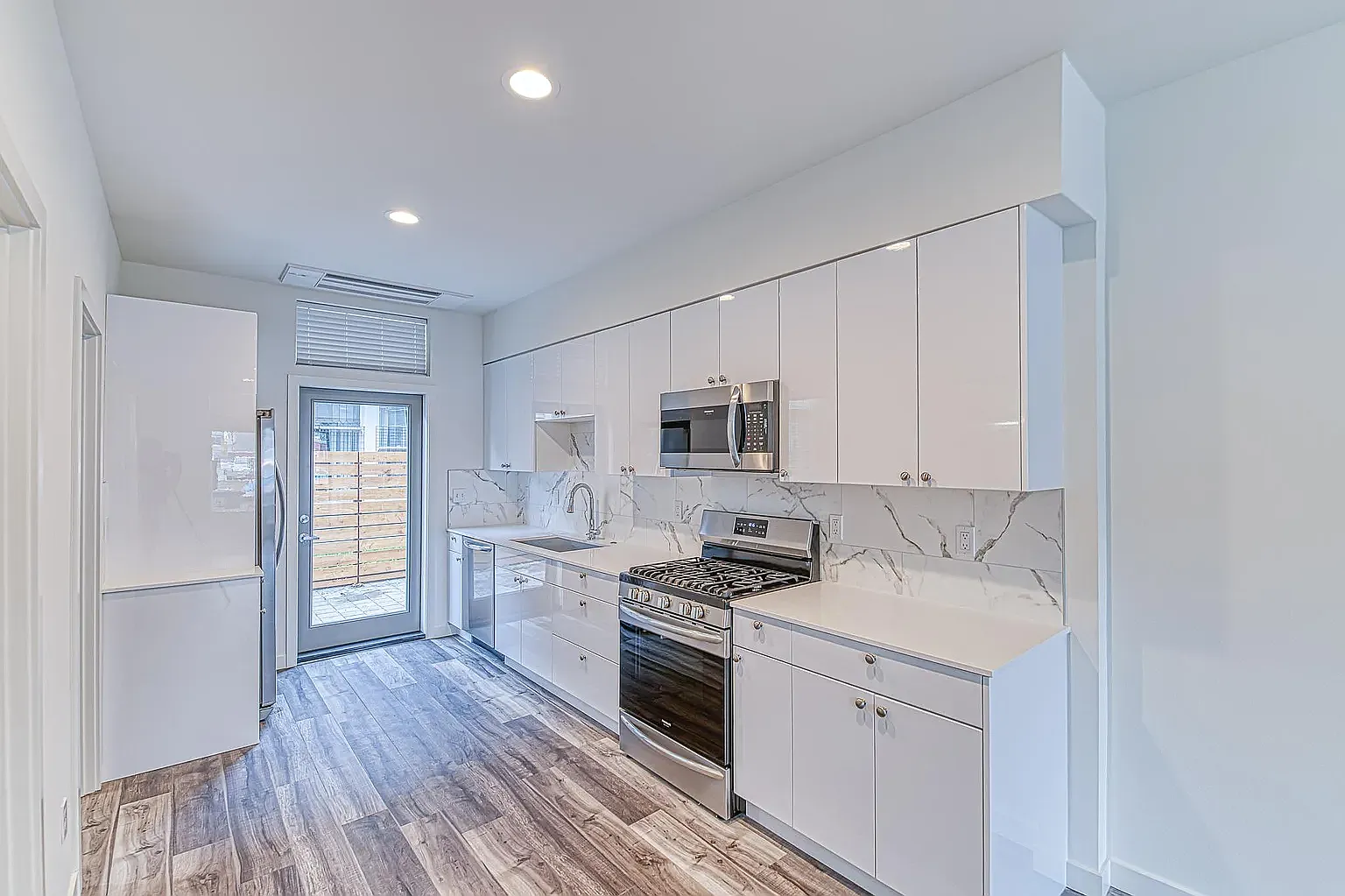 8 bed, 2000 sqft, $6,823 — Photo 3