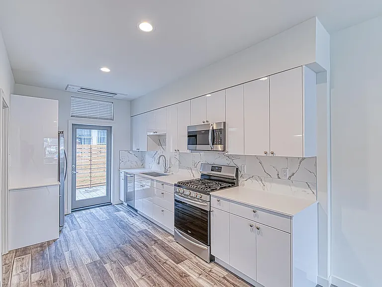 1302 NE 52nd St — Photo 3