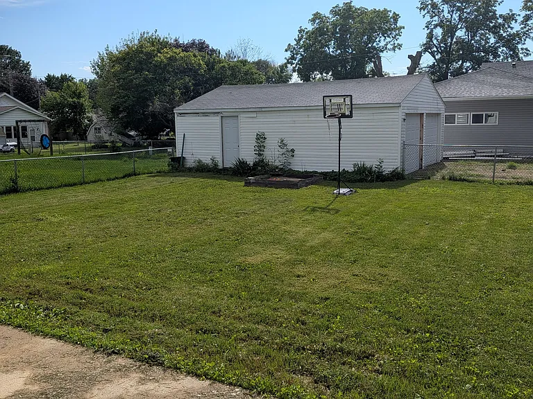 520 Allen Ave — Photo 2