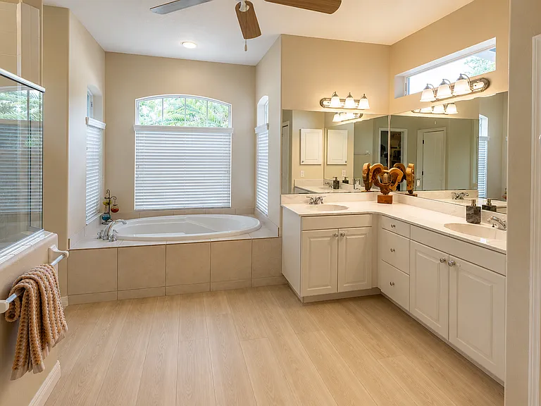 Large master bath w/ soaking tub and walk in shower.