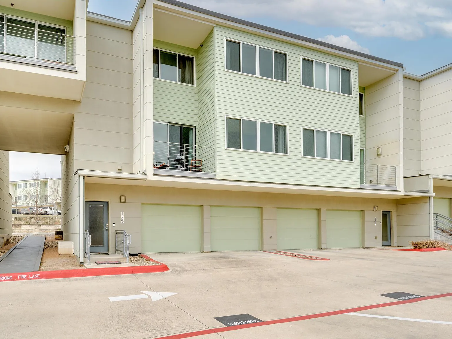 2 bed, 2.5 bath, 1383 sqft, $2,250 — Photo 2