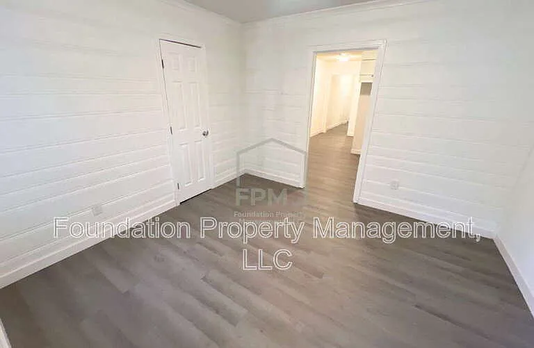 2773 Waverly Ave — Photo 9