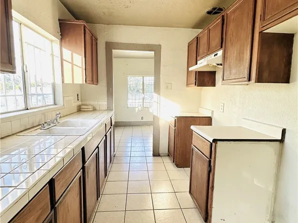 6800 Denver Ave, Los Angeles, CA 90044