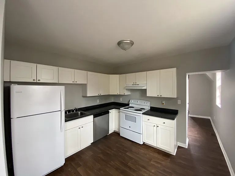 114-116 W High St #114 — Photo 5