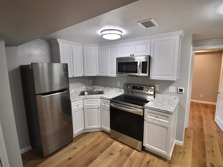 437 W 6th Ave #B — Photo 3