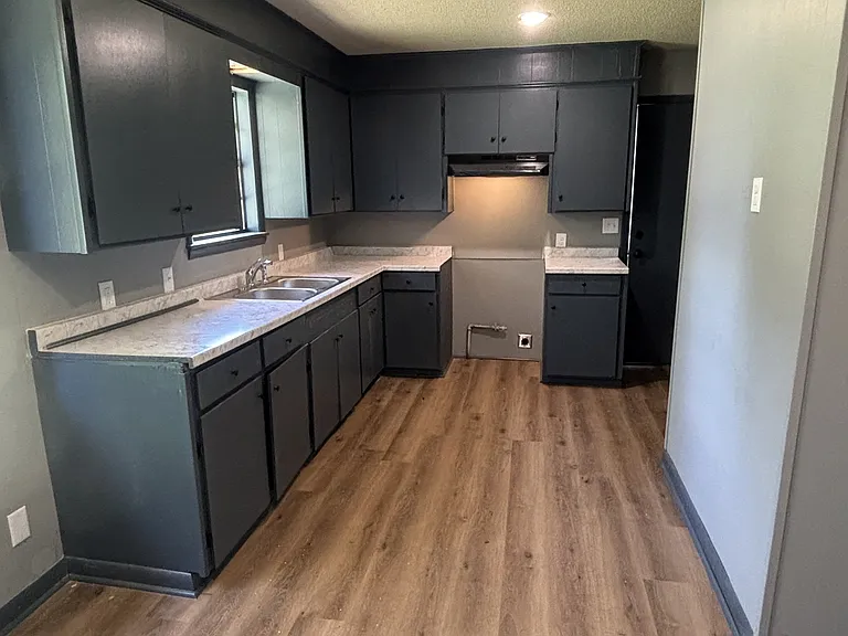 2702 W Commercial St — Photo 4