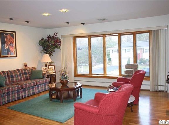 4th image of 26 Windham Dr