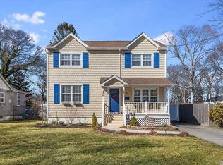 9 W Walnut St, Islip, NY 11751