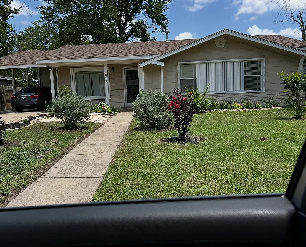 2919 Shady Springs Dr — Photo 1