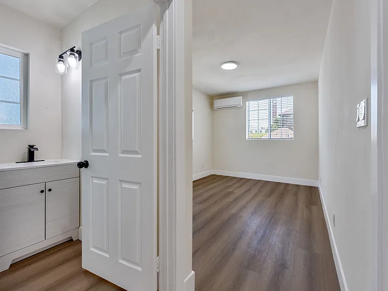 230 N Burlington Ave #1/2 — Photo 13