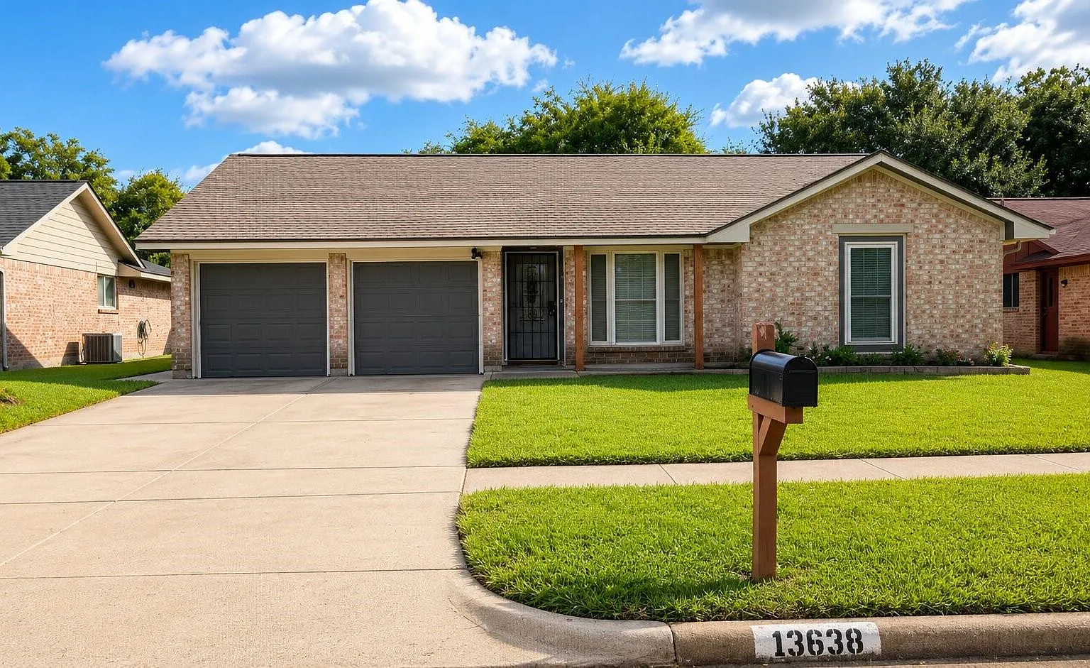3 bed, 2.0 bath, 1298 sqft, $2,100 — Photo 2