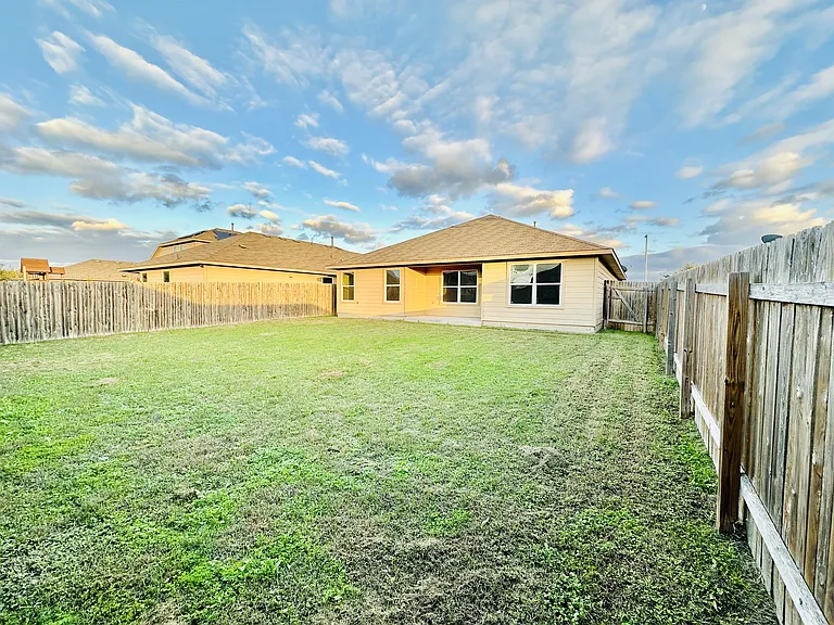 704 Silver Wing Dr — Photo 20