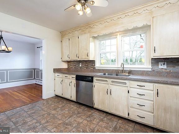 5th image of 804 W 3rd Ave