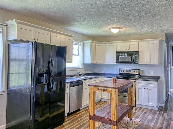 4th image of 425 Spiers Way