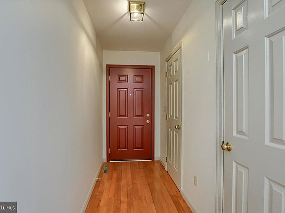 4th image of 52 Warwick Cir