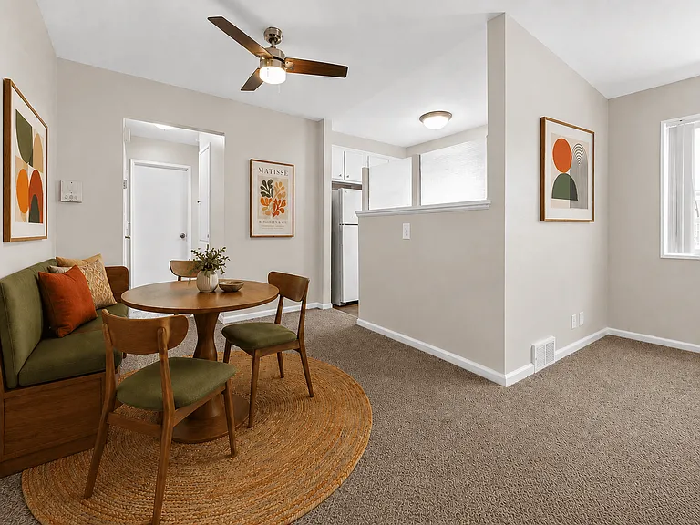 Oak Park Manor Apartments & Townhomes — Photo 35