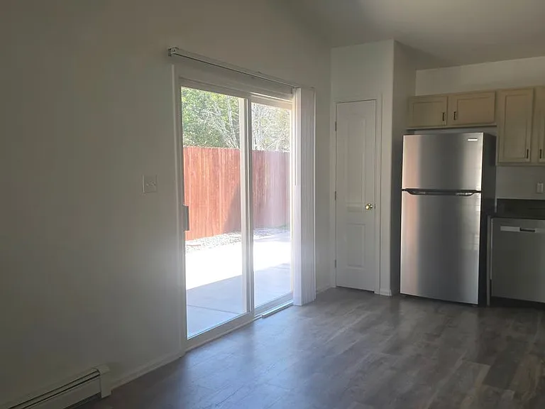 512 April Ln #B — Photo 7