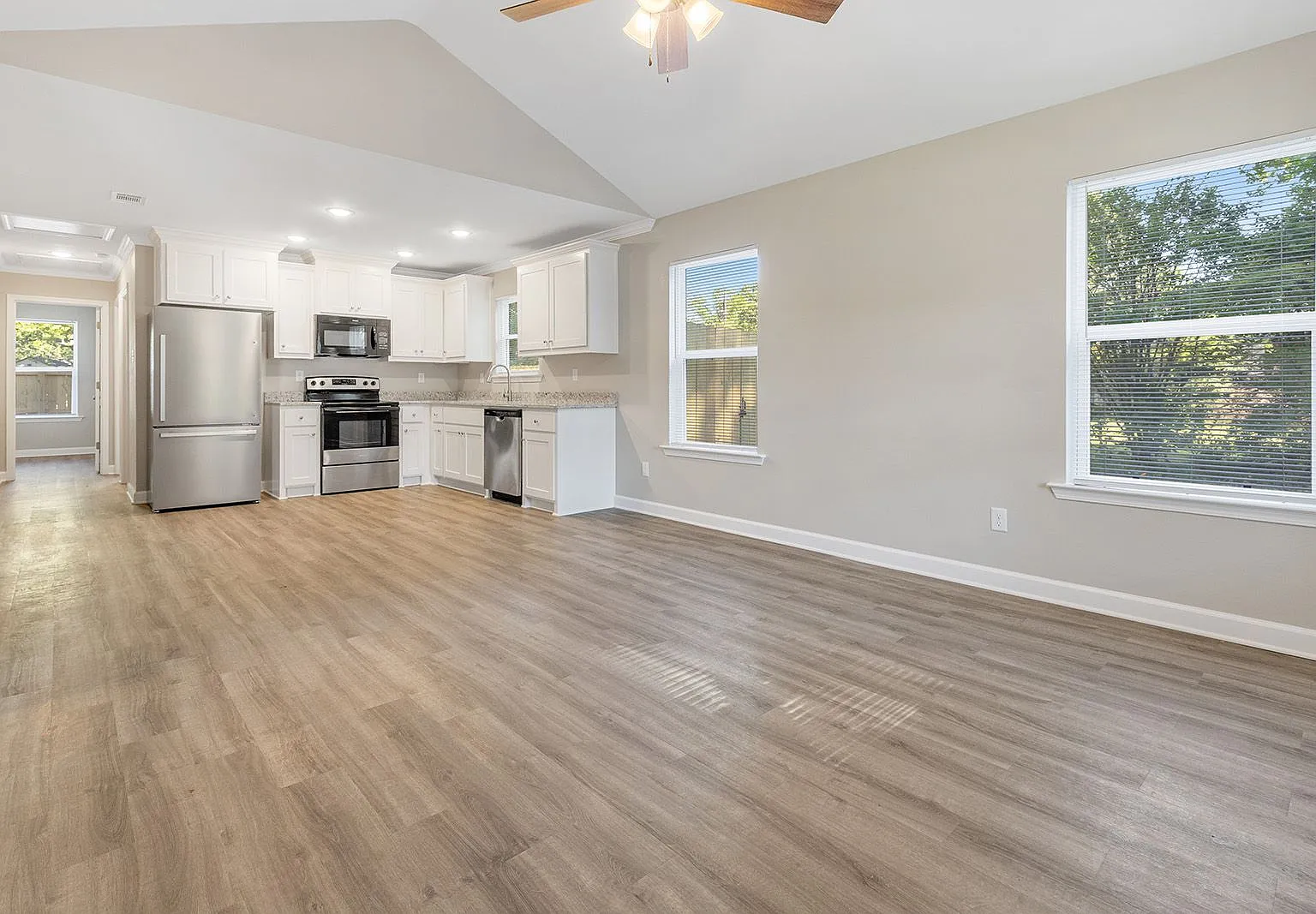 108 Pulaski Dr — Photo 2