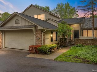 7273 Creeks Bend Ct, West Bloomfield, MI